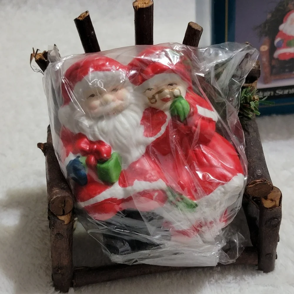 Vintage Santa & Mrs. Claus Porcelain Figurine - Picture 4 of 5